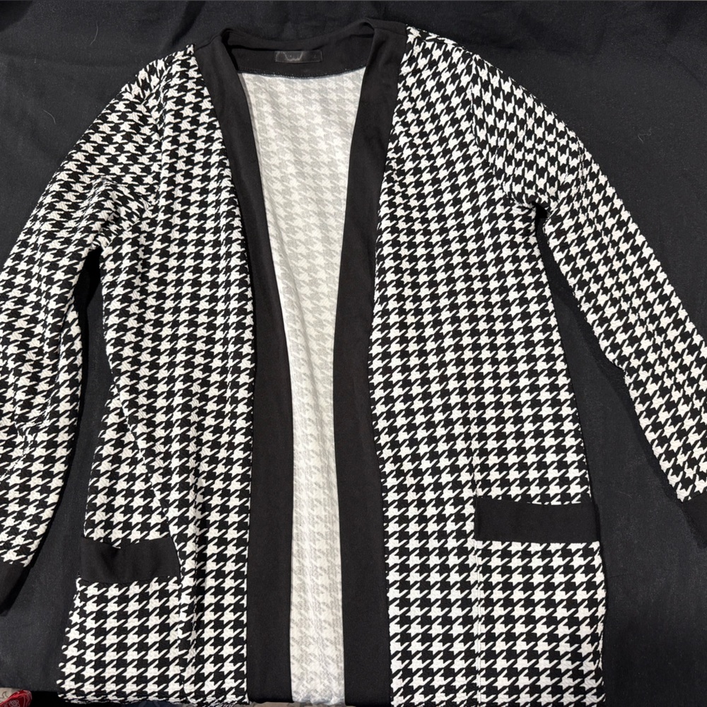 SHEIN Black and White Houndstooth Cape